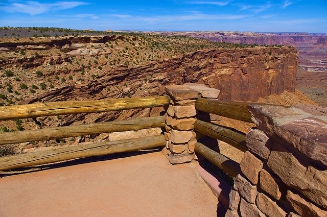 ດາວ​ໂຫຼດ​ຟຣີ Overlook Fence At Canyonlands - ຮູບ​ພາບ​ຟຣີ​ຫຼື​ຮູບ​ພາບ​ທີ່​ຈະ​ໄດ້​ຮັບ​ການ​ແກ້​ໄຂ​ກັບ GIMP ອອນ​ໄລ​ນ​໌​ບັນ​ນາ​ທິ​ການ​ຮູບ​ພາບ