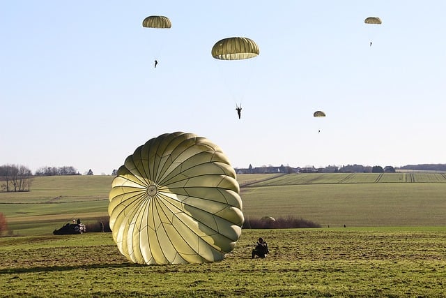 免费下载降落伞跳伞员空中运动免费图片可使用 GIMP 免费在线图像编辑器进行编辑