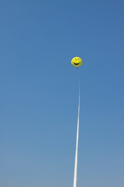 Скачать бесплатно Parachute Yellow Fly - бесплатное фото или изображение для редактирования с помощью онлайн-редактора изображений GIMP