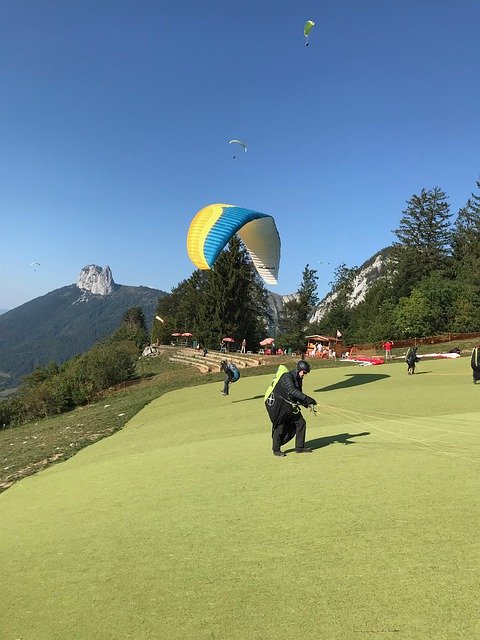 Template Photo Paragliders Aircraft Take Off -  for OffiDocs