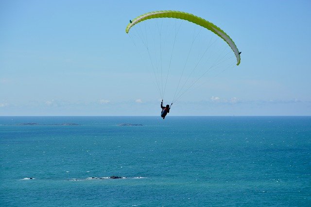 Download gratuito de voo de parapente sobre o mar, imagem gratuita para ser editada com o editor de imagens on-line gratuito do GIMP