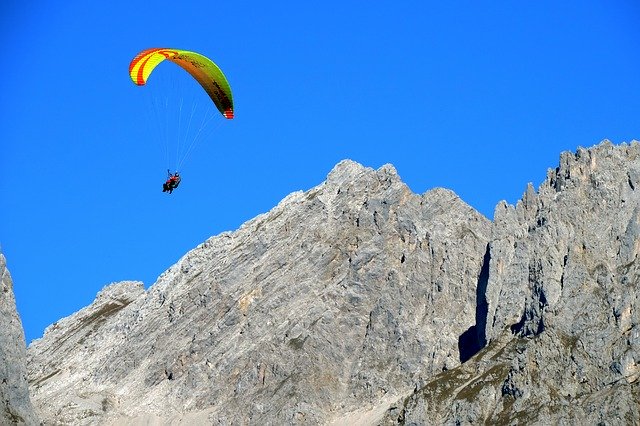 Descarga gratuita Vuelo en parapente en tándem: foto o imagen gratuita para editar con el editor de imágenes en línea GIMP