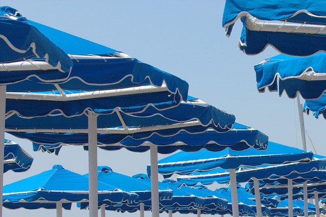 Бесплатно скачать Зонтики на пляже у воды - бесплатную фотографию или картинку для редактирования с помощью онлайн-редактора изображений GIMP