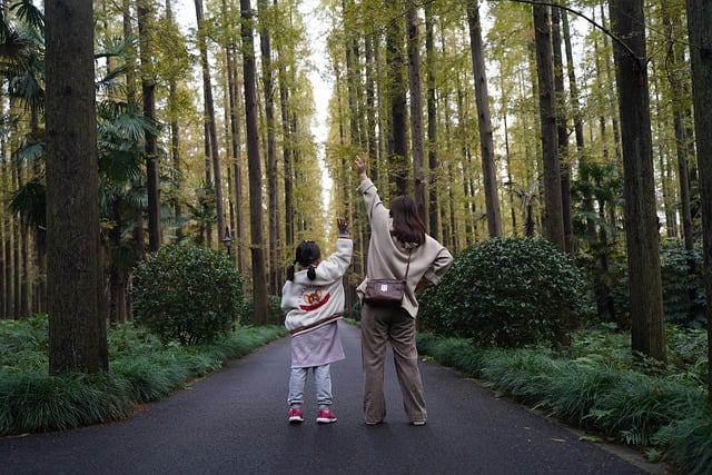 Téléchargement gratuit d'une image gratuite de la mère du chemin forestier parent-enfant à modifier avec l'éditeur d'images en ligne gratuit GIMP