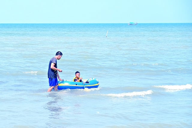 Free download parent love father son beach free picture to be edited with GIMP free online image editor