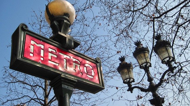 Muat turun percuma Paris Metro Sign Train Lamp - foto atau gambar percuma untuk diedit dengan editor imej dalam talian GIMP