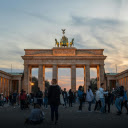 People are standing in front of the brandenburg gate at sunset  screen for extension Chrome web store in OffiDocs Chromium