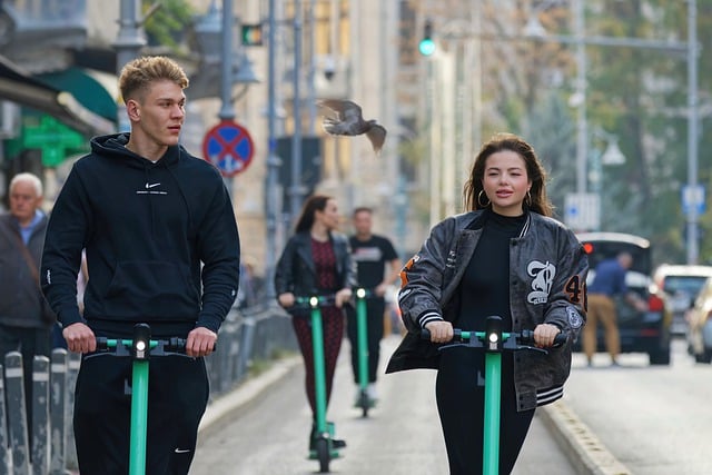 김프 무료 온라인 이미지 편집기로 편집할 수 있는 사람들의 전기 스쿠터 자전거 도로 무료 사진을 무료로 다운로드하세요.