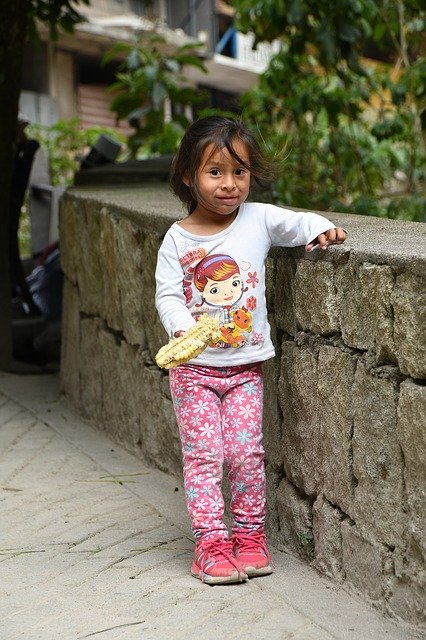 免费下载秘鲁儿童玉米 - 可使用 GIMP 在线图像编辑器编辑的免费照片或图片