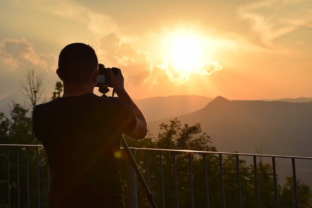 Kostenloser Download des Fotografen-Sonnenuntergangs, der Fotos macht, ein kostenloses Bild zur Bearbeitung mit dem kostenlosen Online-Bildeditor GIMP