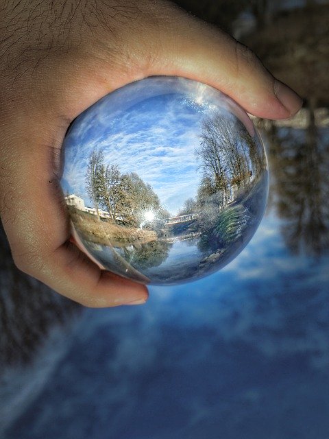 Bola de cristal de la naturaleza de la esfera de la foto