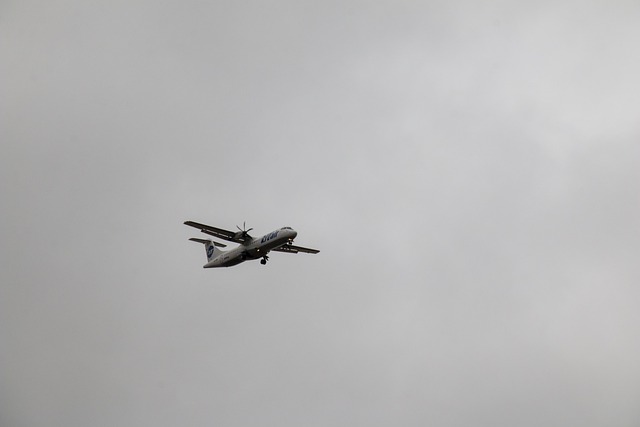 Free download plane aircraft atr 72 aviation free picture to be edited with GIMP free online image editor