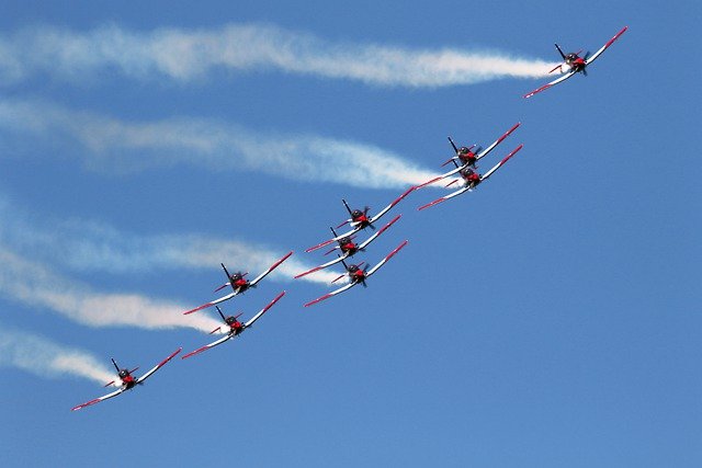 Muat turun percuma planes formation airshow pc 7 team gambar percuma untuk diedit dengan editor imej dalam talian percuma GIMP