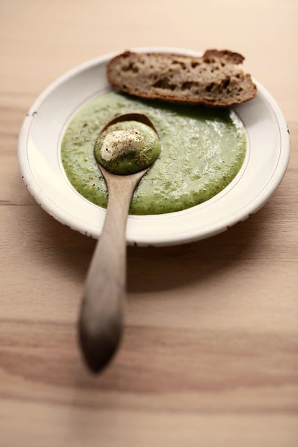 Bezpłatne pobieranie talerza zupy z brokułów łyżka bochenek darmowe zdjęcie do edycji za pomocą bezpłatnego edytora obrazów online GIMP