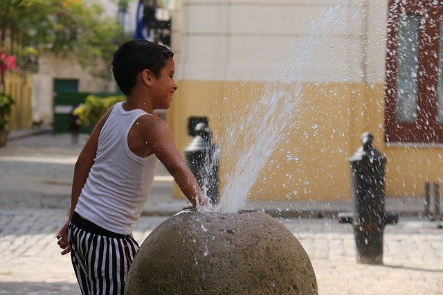 Muat turun percuma Play Water Summer - foto atau gambar percuma untuk diedit dengan editor imej dalam talian GIMP