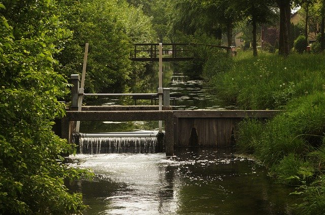 Descărcare gratuită Pond Channel Water - fotografie sau imagini gratuite pentru a fi editate cu editorul de imagini online GIMP