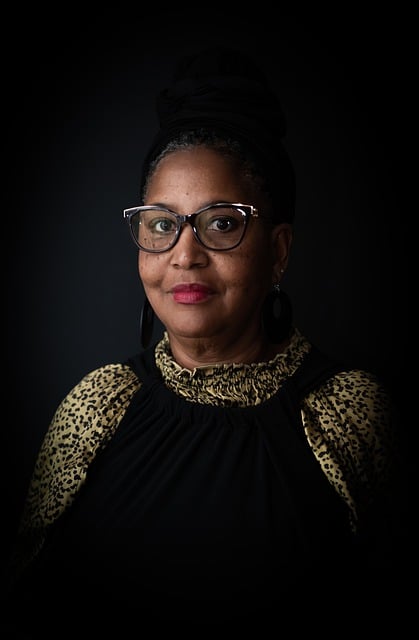 Bezpłatne pobieranie bezpłatnego zdjęcia portretowej afroamerykańskiej babci do edycji za pomocą bezpłatnego edytora obrazów online GIMP