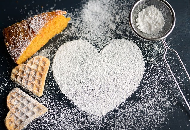 GIMP ücretsiz çevrimiçi resim düzenleyiciyle düzenlenecek ücretsiz indir pudra şekeri şekerli kalpli kek ücretsiz resmi