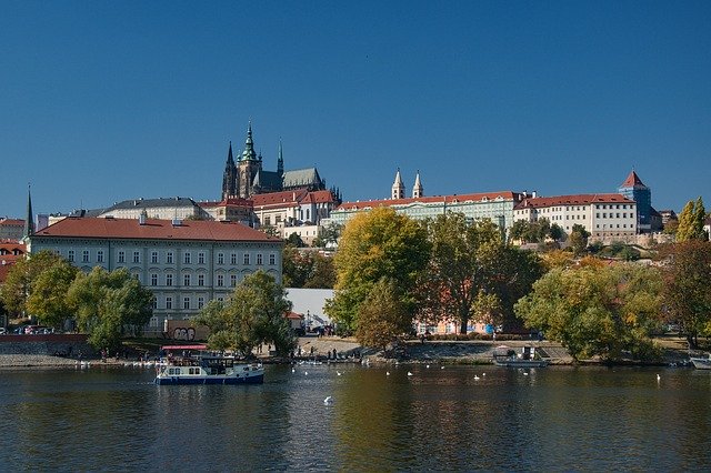 Scarica gratuitamente Prague City River: foto o immagini gratuite da modificare con l'editor di immagini online GIMP
