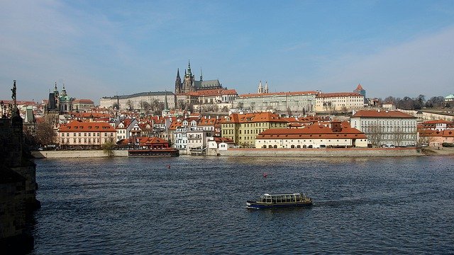 Descarga gratuita de edificios del río Praga: foto o imagen gratuita para editar con el editor de imágenes en línea GIMP