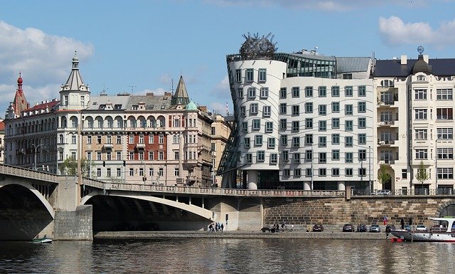 ดาวน์โหลดฟรี Prague The Waterfront Dancing - รูปภาพหรือรูปภาพที่จะแก้ไขด้วยโปรแกรมแก้ไขรูปภาพออนไลน์ GIMP ได้ฟรี
