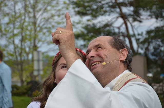 Descărcare gratuită Prest Priest Pointing - fotografie sau imagine gratuită pentru a fi editată cu editorul de imagini online GIMP