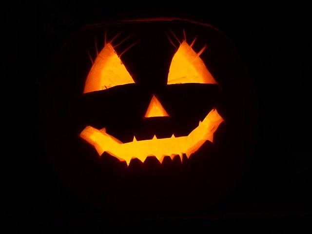 Baixe gratuitamente a imagem gratuita iluminada de abóbora de halloween para ser editada com o editor de imagens on-line gratuito do GIMP