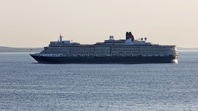 Kostenloser Download Queen Mary 2 Ozeandampfer Ozeanschiff Kostenloses Bild, das mit dem kostenlosen Online-Bildeditor GIMP bearbeitet werden kann