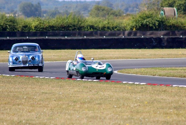 ดาวน์โหลดฟรี Racing Classic Car Race - รูปถ่ายหรือรูปภาพฟรีที่จะแก้ไขด้วยโปรแกรมแก้ไขรูปภาพออนไลน์ GIMP