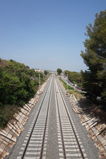 Bezpłatne pobieranie Rails Railway Line Railroad Tracks - bezpłatne zdjęcie lub obraz do edycji za pomocą internetowego edytora obrazów GIMP