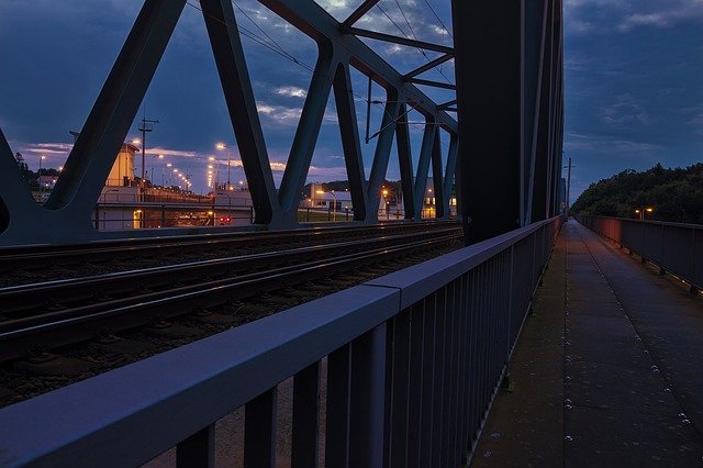 تحميل مجاني Railway Bridge Lock Walk - صورة مجانية أو صورة ليتم تحريرها باستخدام محرر الصور عبر الإنترنت GIMP