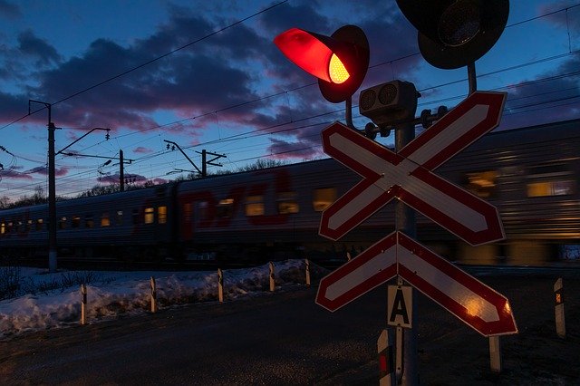 دانلود رایگان Railway Crossing Traffic - عکس یا تصویر رایگان قابل ویرایش با ویرایشگر تصویر آنلاین GIMP