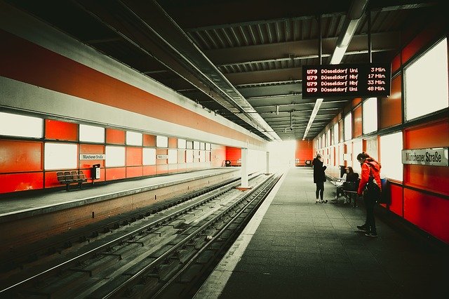 Unduh gratis Railway Station Platform - foto atau gambar gratis untuk diedit dengan editor gambar online GIMP