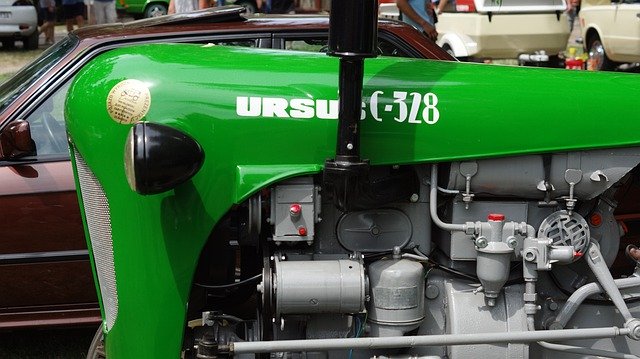 Muat turun percuma Rally Of Vintage Cars Tractor - foto atau gambar percuma untuk diedit dengan editor imej dalam talian GIMP