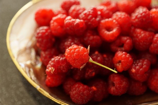 Téléchargement gratuit Assiette de fruits aux framboises - photo ou image gratuite à éditer avec l'éditeur d'images en ligne GIMP