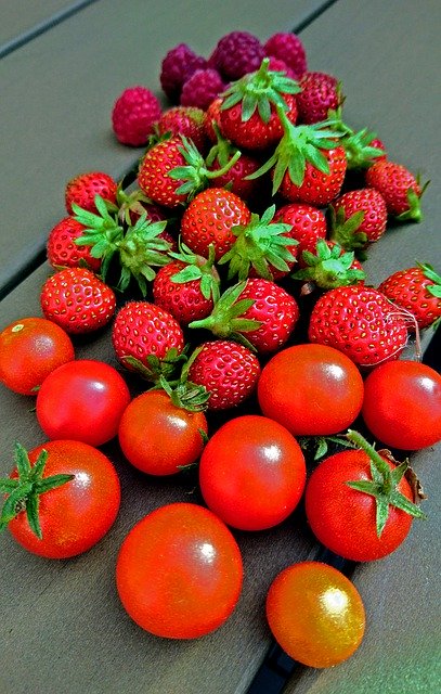 Download gratuito Raspberry Strawberry Tomato - foto o immagine gratuita da modificare con l'editor di immagini online di GIMP