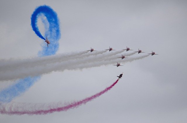 Безкоштовно завантажте Red Arrows Jets Aircraft - безкоштовне фото або зображення для редагування за допомогою онлайн-редактора зображень GIMP