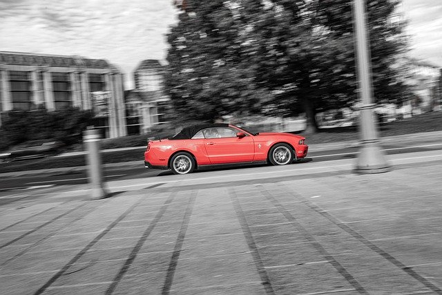 Descărcare gratuită Red Car Panning - fotografie sau imagini gratuite pentru a fi editate cu editorul de imagini online GIMP