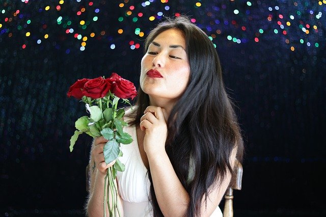 Descarga gratuita Red Roses Woman Bokeh - foto o imagen gratuita para editar con el editor de imágenes en línea GIMP