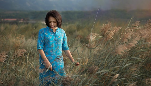 Descarga gratuita de una imagen gratuita del vestido floral azul de Reed Wilderness para editar con el editor de imágenes en línea gratuito GIMP