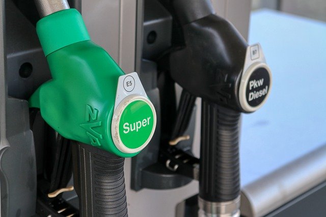 Kostenloser Download tanken Benzin Kraftstoff Tankstelle Öl kostenloses Bild, das mit dem kostenlosen Online-Bildeditor GIMP bearbeitet werden kann