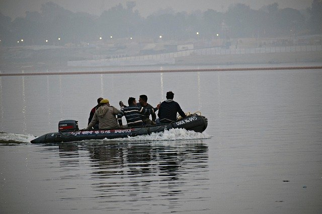 Kostenloser Download Rescue Boat Flood - kostenloses Foto oder Bild zur Bearbeitung mit GIMP Online-Bildbearbeitung
