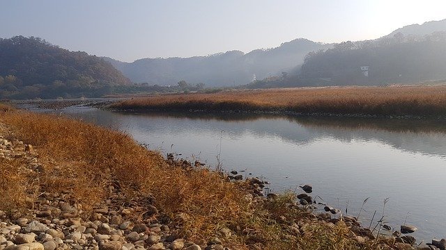 Bezpłatne pobieranie River Landscape Autumn Mountain - bezpłatne zdjęcie lub obraz do edycji za pomocą internetowego edytora obrazów GIMP