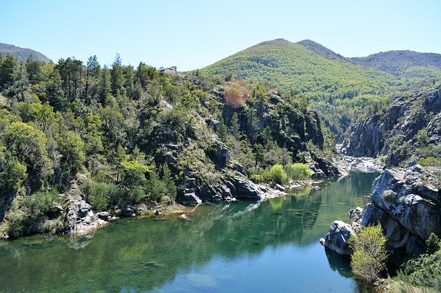 Descărcare gratuită River Mountain Nature - fotografie sau imagine gratuită pentru a fi editată cu editorul de imagini online GIMP