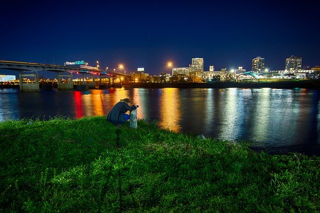 Modelo de foto paisagem urbana à noite no rio para OffiDocs
