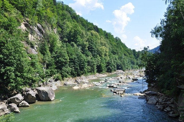 Безкоштовно завантажте River The Carpathians Mountains - безкоштовну фотографію чи зображення для редагування за допомогою онлайн-редактора зображень GIMP