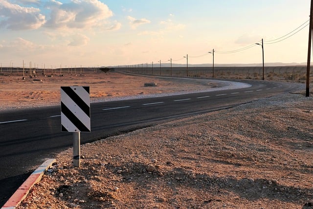 Бесплатно скачать кривую дороги в пустыне Эйн-Яхав Израиль бесплатное изображение для редактирования с помощью бесплатного онлайн-редактора изображений GIMP