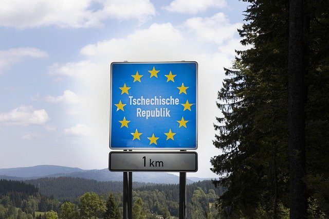 Gratis download Road Sign Blue Sky Forest - gratis foto of afbeelding om te bewerken met GIMP online afbeeldingseditor