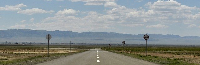 Descarga gratuita Road Steppe Gobi: foto o imagen gratuita para editar con el editor de imágenes en línea GIMP