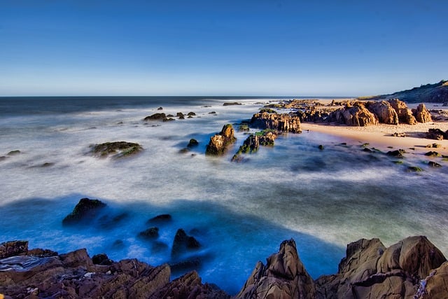 Безкоштовно завантажте скелі море пляж океан узбережжя мир безкоштовне зображення для редагування за допомогою безкоштовного онлайн-редактора зображень GIMP